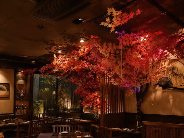 同じ店舗の紅葉の天景。造木の骨格はそのままに、季節ごとに花と彩りを更新